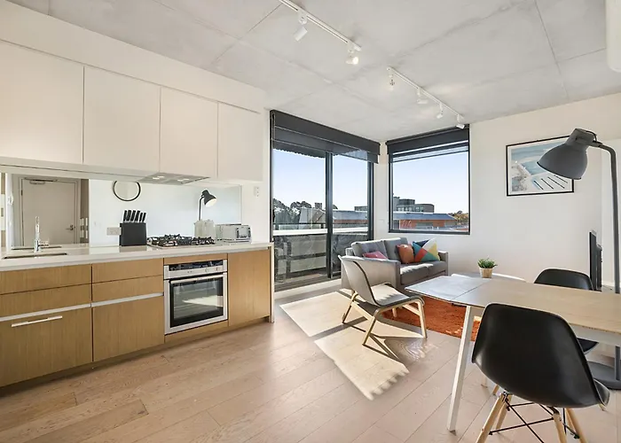 Comfy 2-Bed Balcony Unit Near Iconic Chapel St