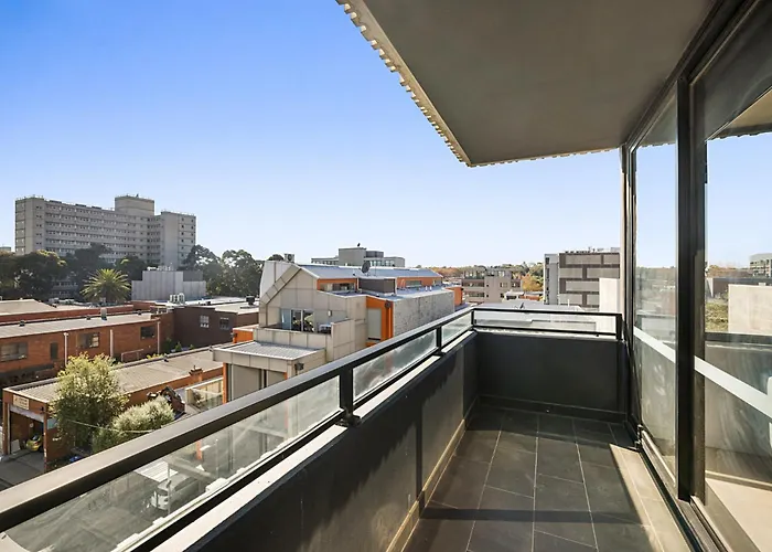 Comfy 2-Bed Balcony Unit Near Iconic Chapel St